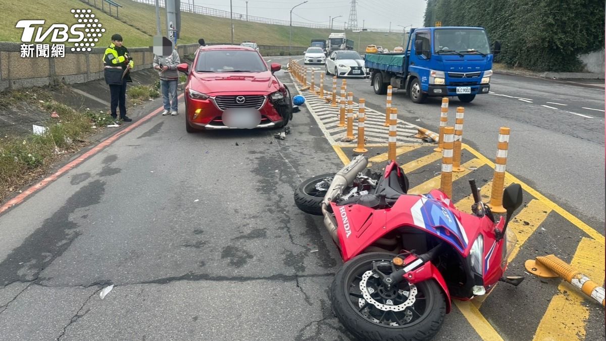 蘆洲環堤「Y字路口」又出事!燈號霧煞煞 汽車撞翻重機騎士