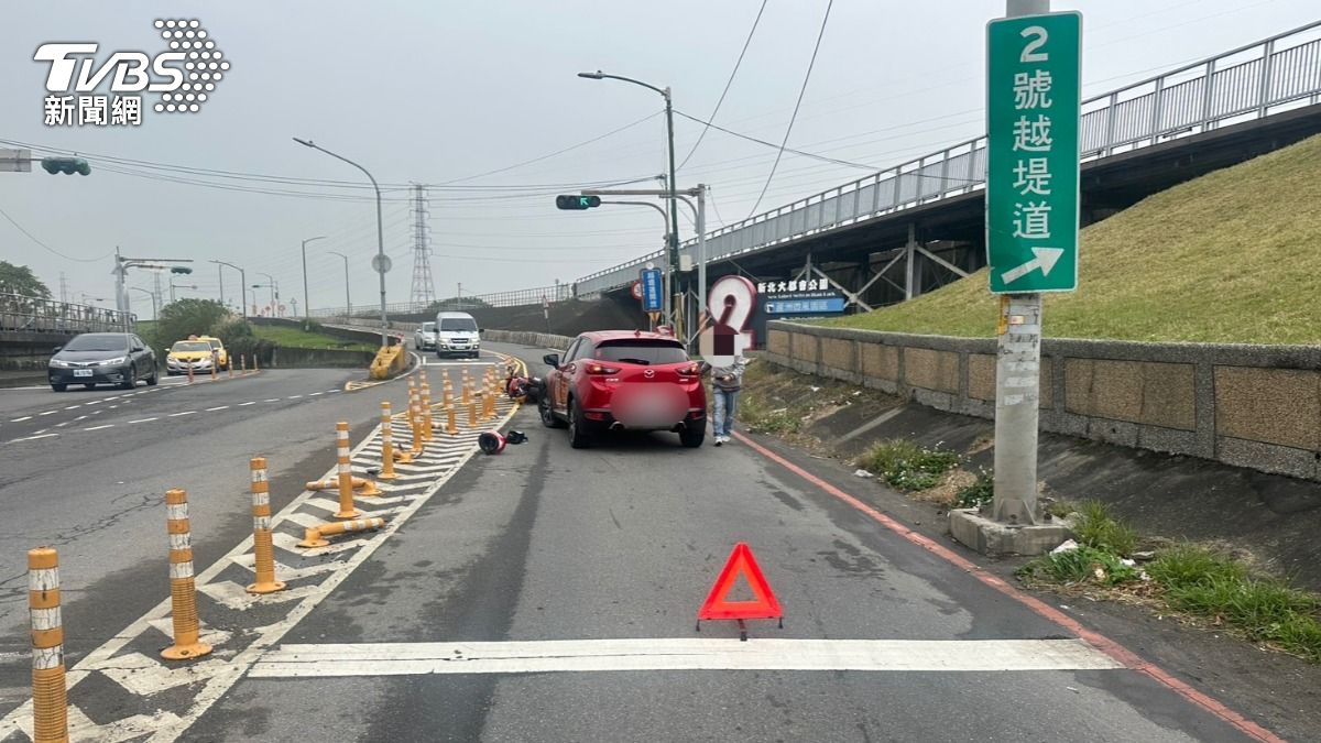 小轎車駕駛疑未注意號誌,猛力追撞重機騎士。(圖/TVBS)
