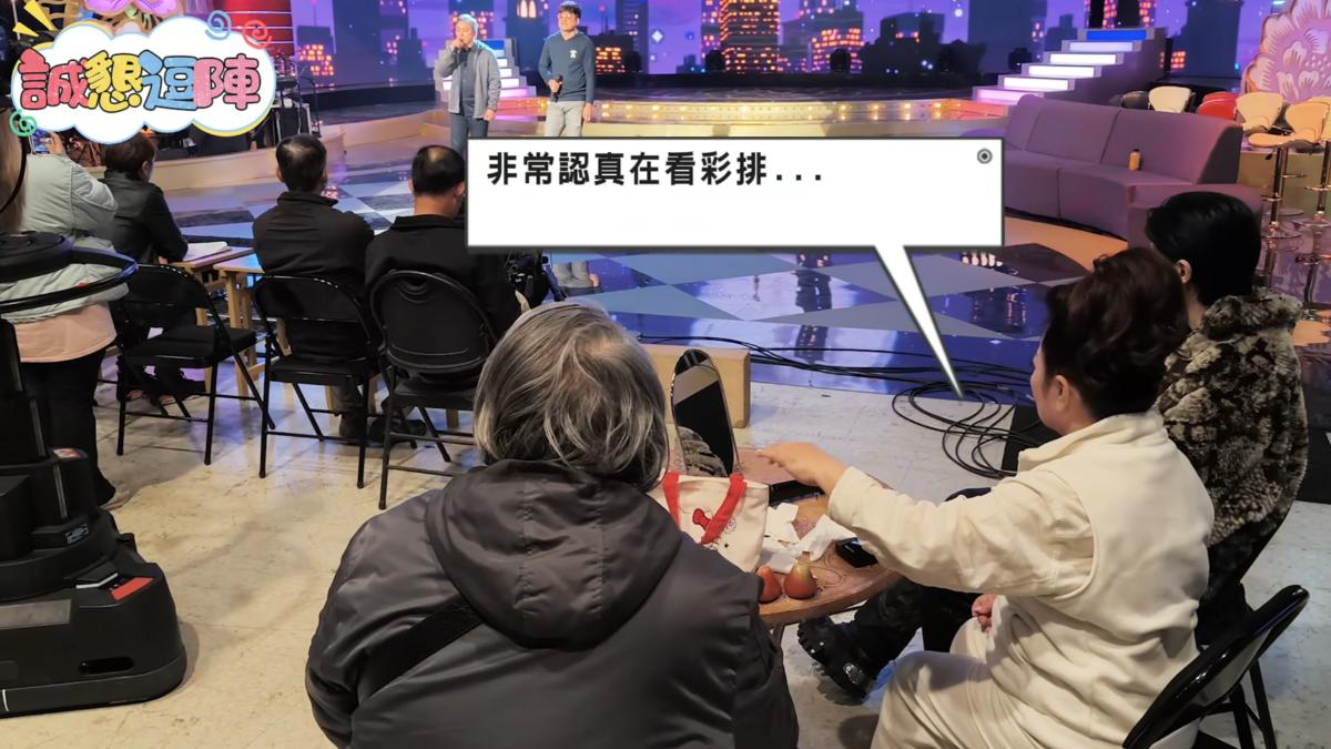 白冰冰邊吃、邊化妝、邊監看彩排狀況。(圖/長興影視提供)