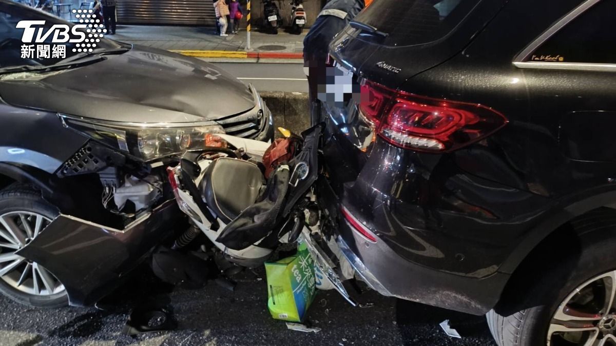 快訊/內湖女騎士「遭2車夾擊」!轎車猛追尾 車淪廢鐵她骨折送醫