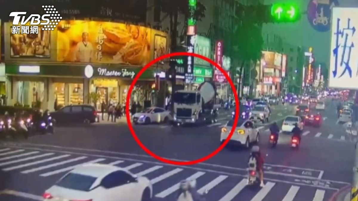 高雄水泥車撞機車!7旬婦「卡輪底遭拖行」全身血 驚悚畫面曝