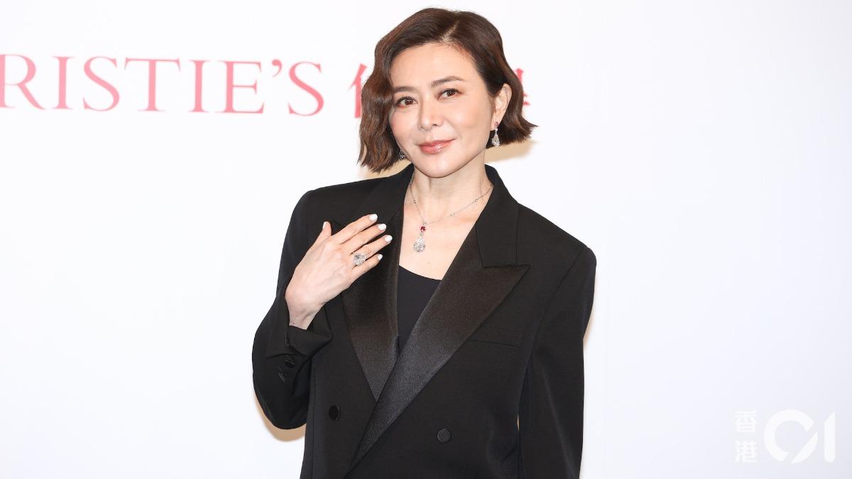 62歲關之琳曾拍賣上億珠寶　試戴名錶笑稱「1原因」不適合