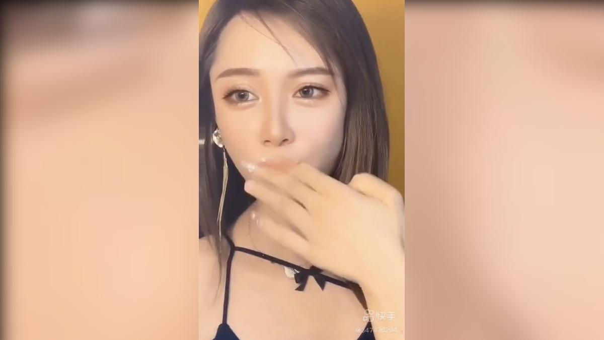 小靈兒用手遮住嘴巴，臉上的化妝特效依然存在。（圖／翻攝自快手小靈兒化妝日常）