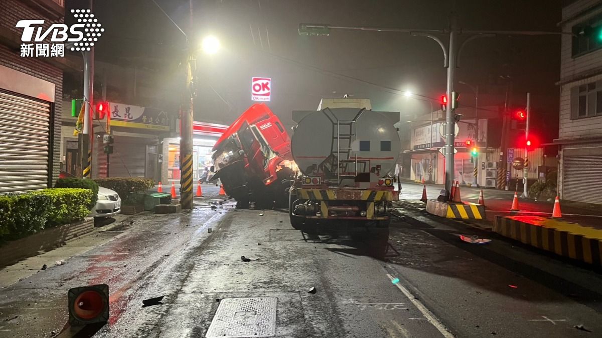 為撿水喝!桃園曳引車失控「衝過分隔島」 撞斷燈桿卡路中