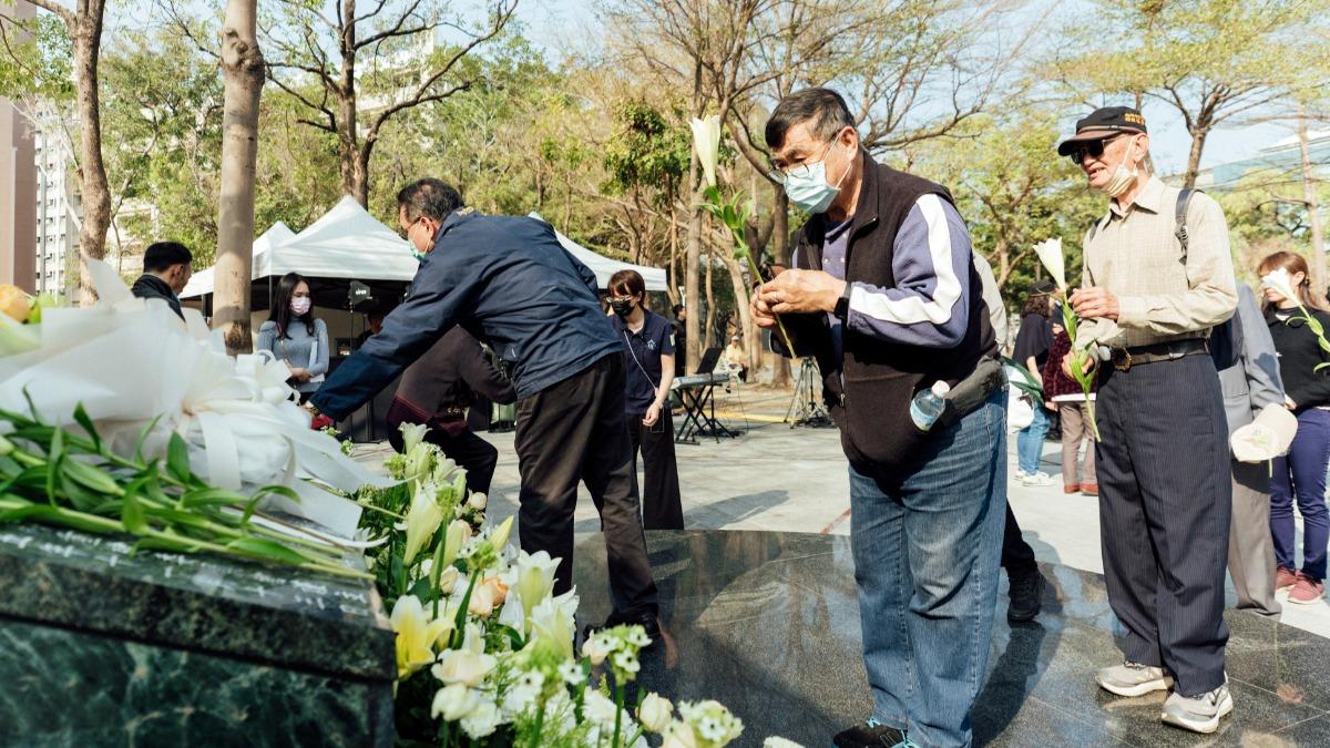 來賓在紀念碑前獻上花束,圖為高史博資料照片。(圖/高雄市文化局提供)