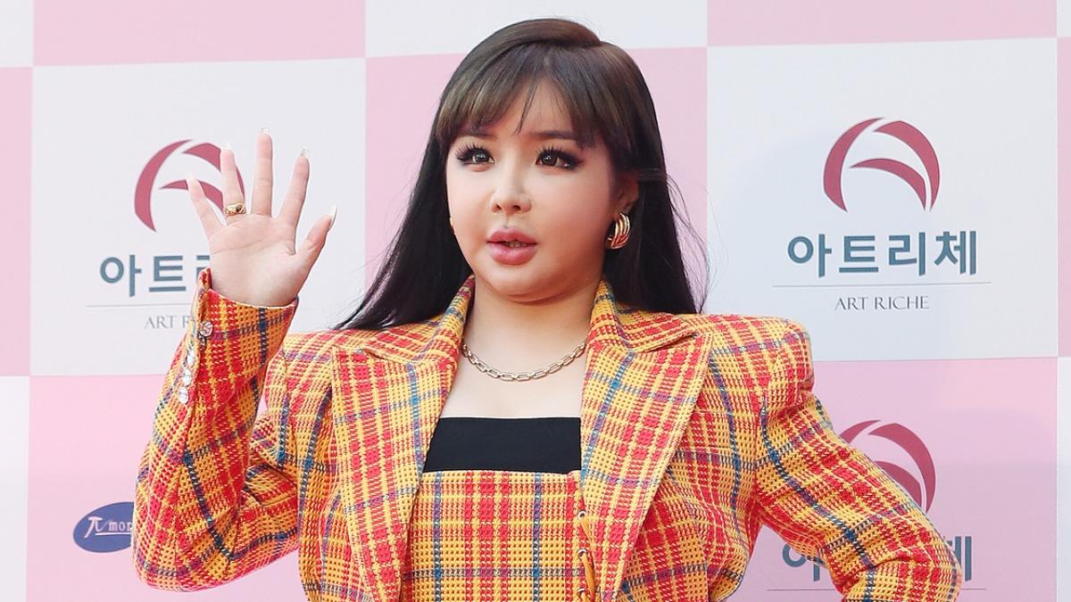 2NE1朴春演唱會上好累？親友曝虛弱真相　宣布「暫時不跑活動」