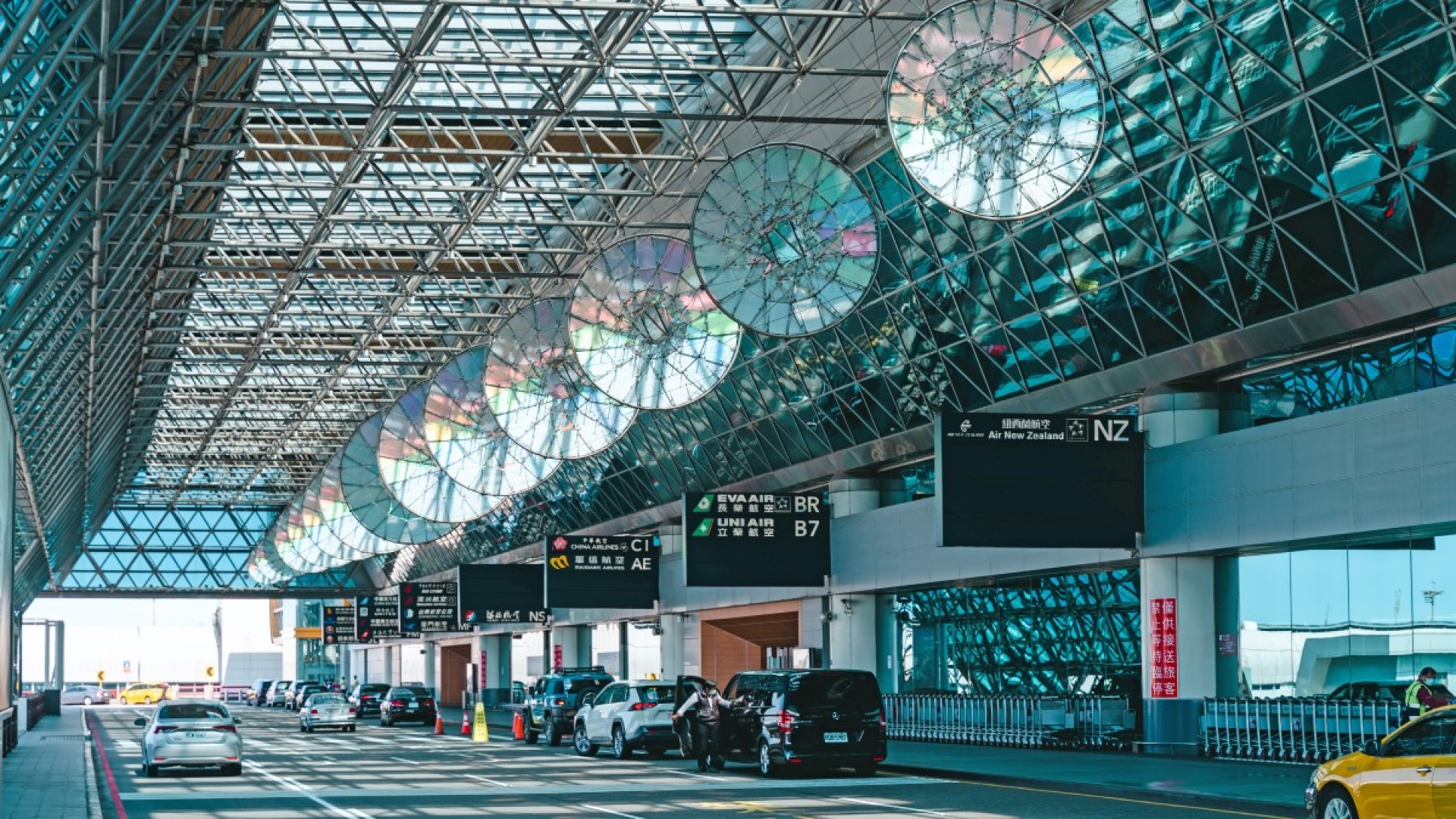 ▲桃園機場228和平紀念日連假疏運期間為2月27日至3月3日，總運量預估約69萬人次，提醒旅客提早抵達機場辦理報到手續。(圖片來源：桃園機場公司)
