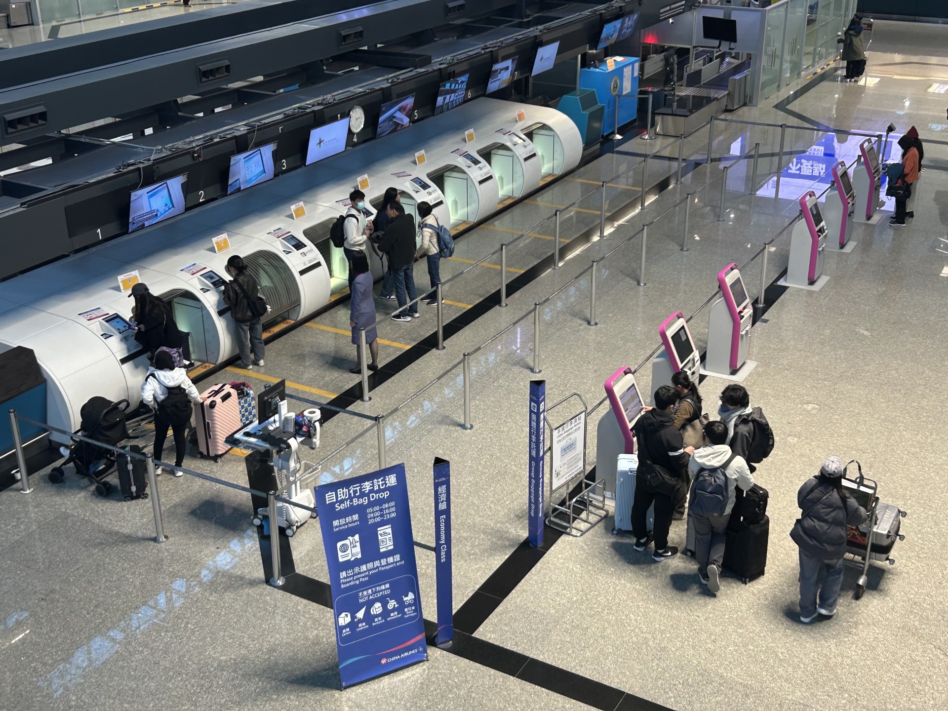 ▲疏運期間,敬請旅客提早抵達機場辦理報到手續,善用手機APP、網路報到、自助報到及自助行李託運等智慧化服務。(圖片來源:桃園機場公司)