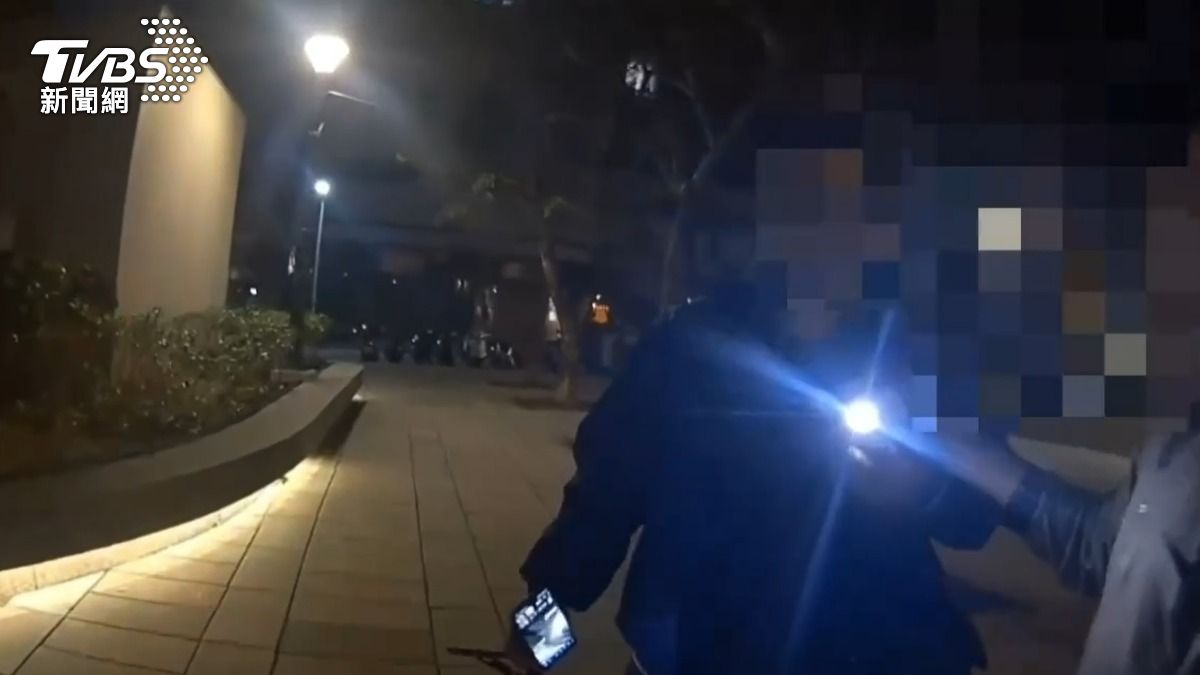 警方到場時,民眾與葛姓直播主還在理論。(圖/TVBS)