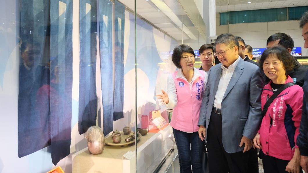 楊文科縣長與議員一同欣賞展覽。(圖片來源:新竹縣政府)