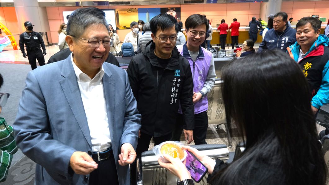 楊文科縣長於現場贈送客家點心給遊客。(圖片來源:新竹縣政府)