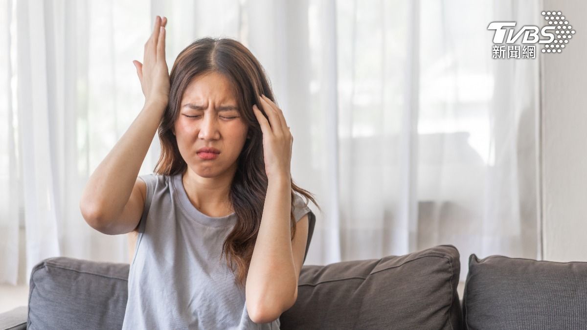 止痛藥難解!婦染新冠後常頭痛 醫籲「5種痛」腦內恐已病變