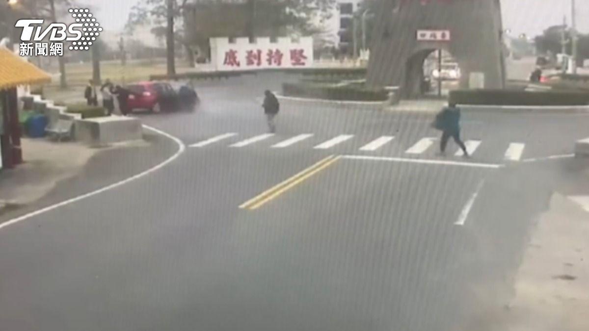 有片/金門轎車自撞圓環「狂冒煙起火」 6人急拉出駕駛搶命