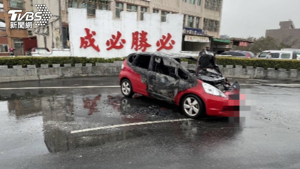 當時該輛汽車駕駛被救出後，車輛起火燃燒。（圖／TVBS）