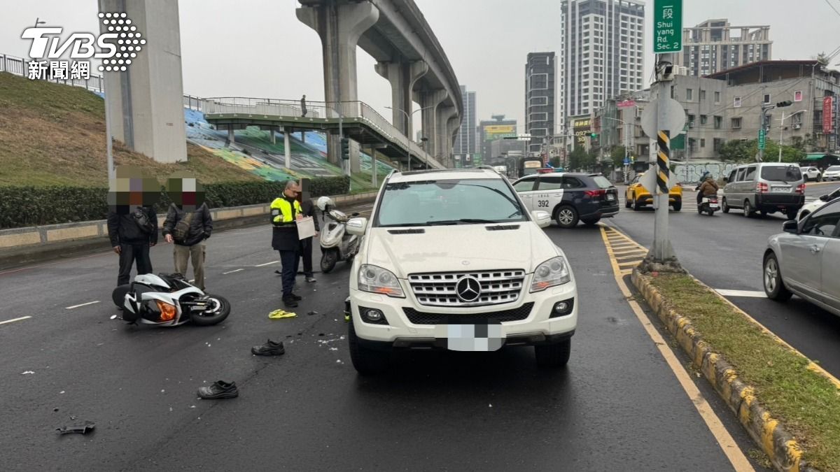 有片/車子吃人!賓士車鬼切闖紅燈猛撞機車 騎士卡車底慘斷手