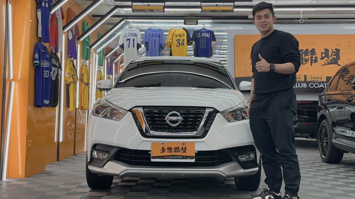 不同於徐若熙開著一輛經過改裝的高性能旅行車,曾峻岳的愛車相對較為低調,是一輛小改款前的Nissan Kicks。(圖/翻攝自車際聯盟 Car-Club 汽車鍍膜 林口施工店臉書)