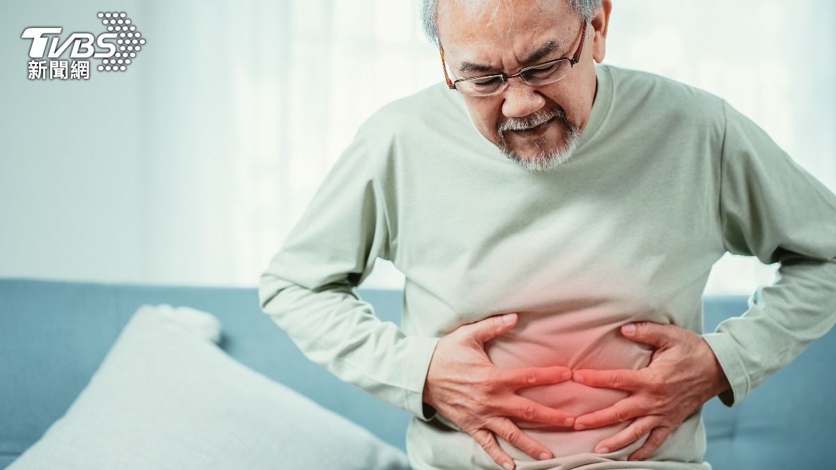7旬翁劇烈腹痛!驚見「肝長5cm腫瘤」 醫示警:早期難察覺