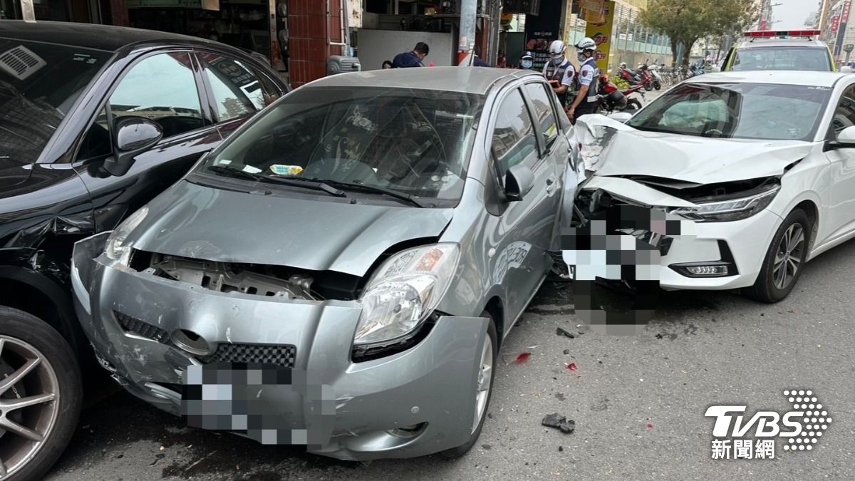 同車友人突尖叫!高雄男開車嚇到失控 撞百萬保時捷慘了