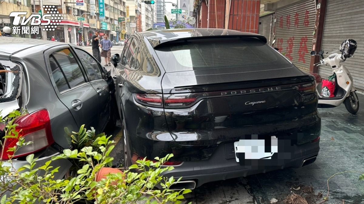 高雄男開車嚇到失控結果撞上百萬保時捷。(圖/TVBS)