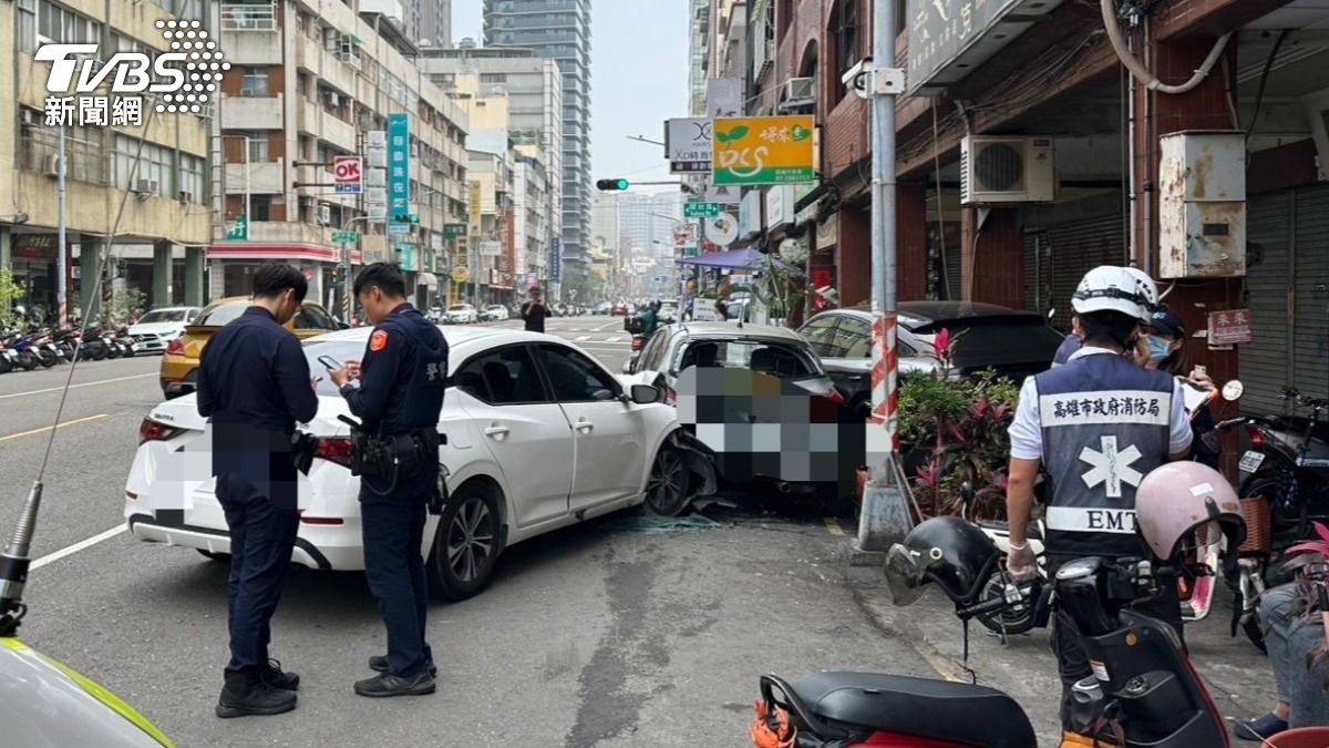 高雄男開車嚇到失控結果撞上百萬保時捷。(圖/TVBS)