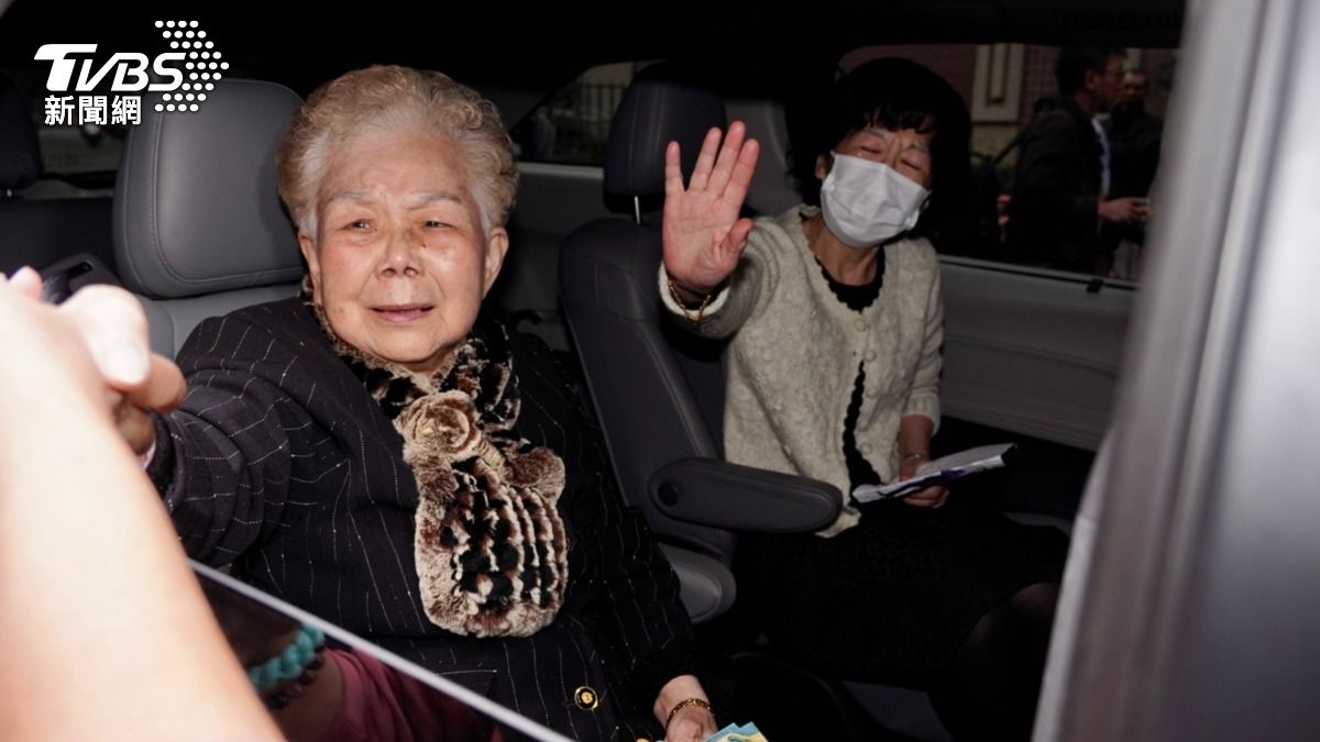 柯文哲妻陳佩琪與母親何瑞瑛坐車離開。(圖/區國強攝)
