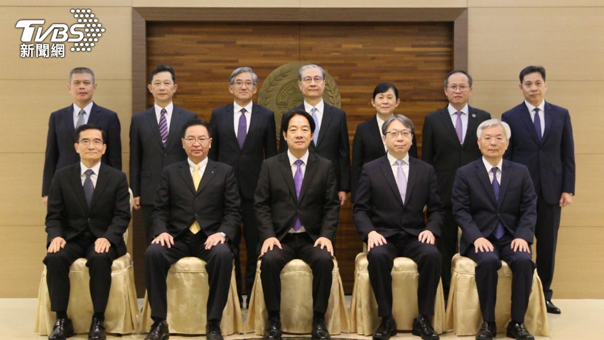 賴清德總統與國安會秘書長暨國安情報團隊首長合影。(圖/國安局提供)