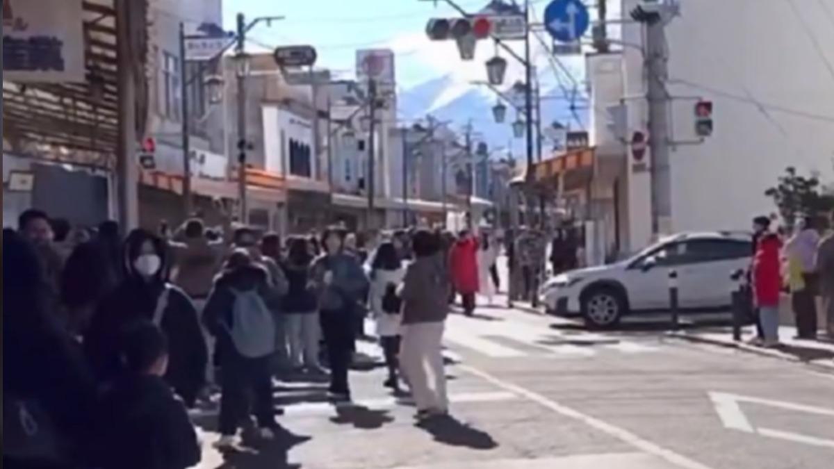 富士山打卡美景被中國客玩壞?知名路口被人潮堵死 日本人怕爆