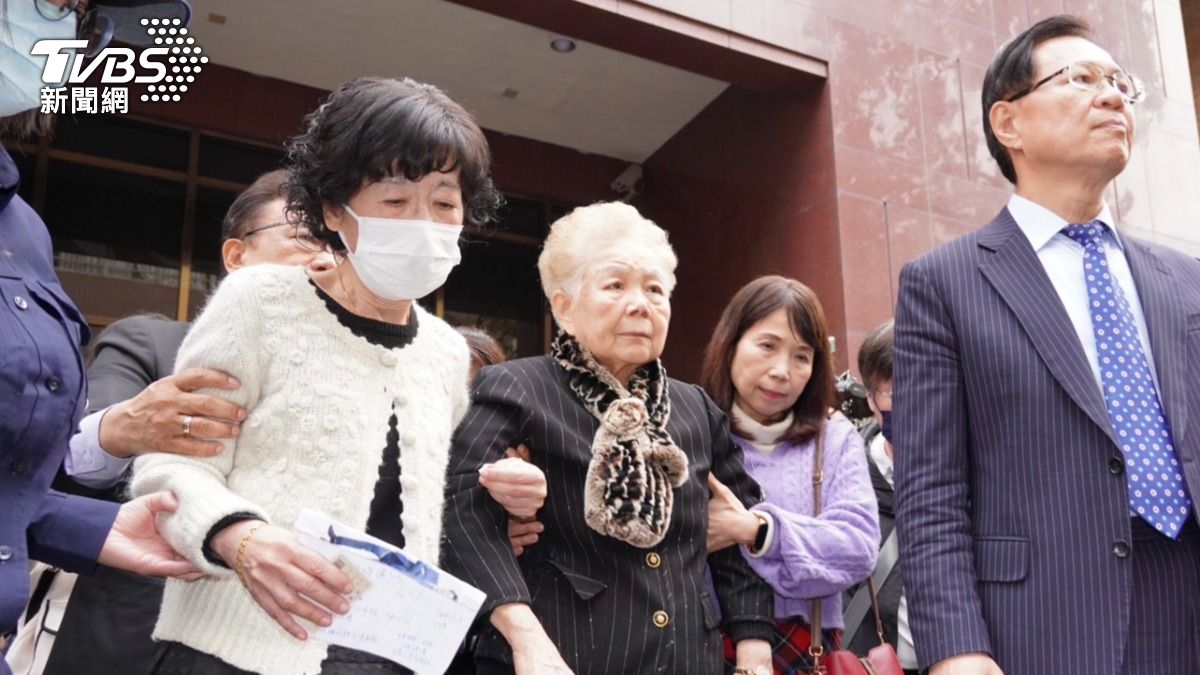 柯家成員與民眾黨人到台北地院。(圖/區國強攝)