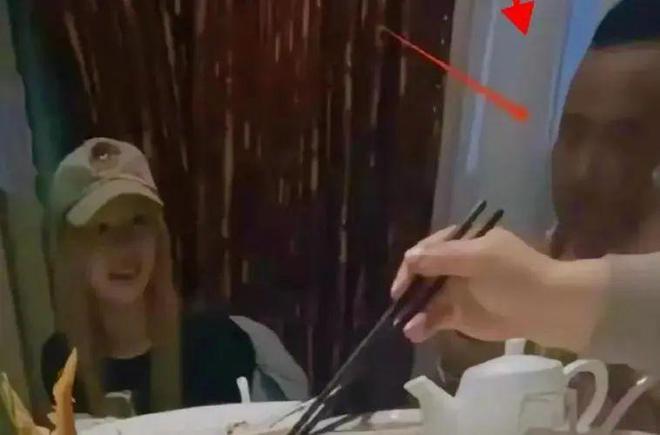 鄭爽參加飯局的照片在網上瘋傳。(圖/翻攝自微博)