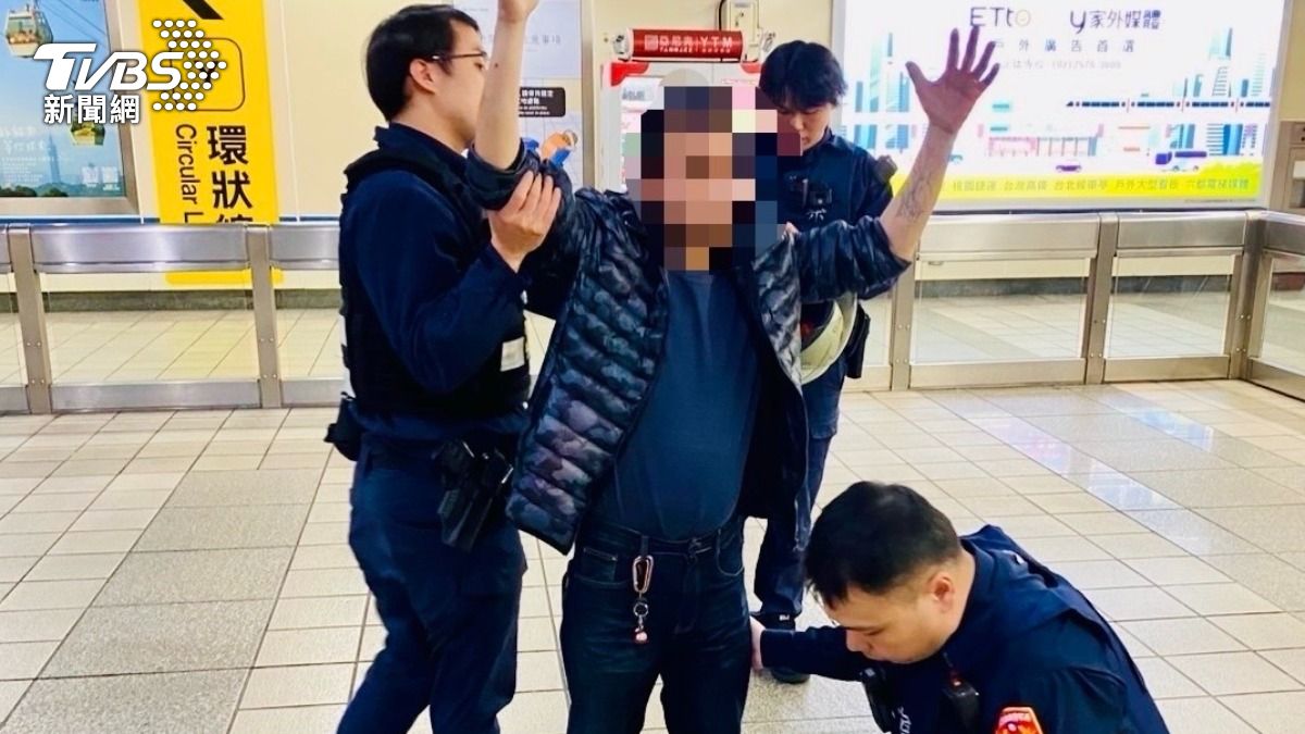 男子走出捷運站遭警方攔截搜身。（圖／TVBS）