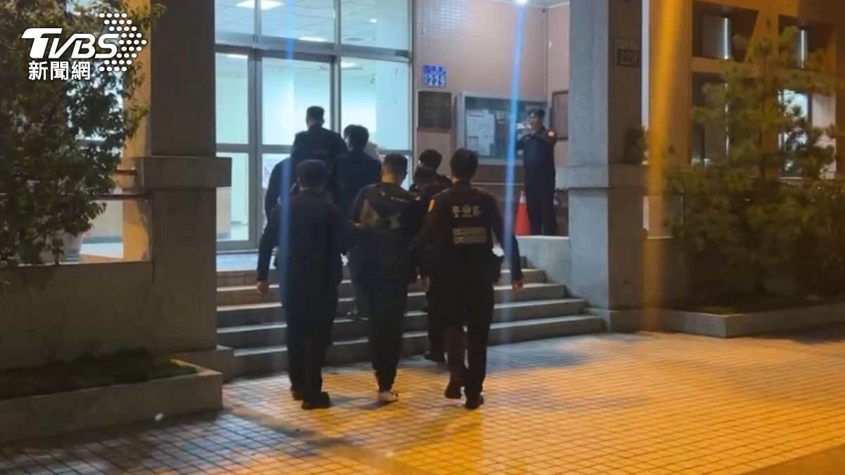 點餐愛理不理!台中3男理智斷線 「一口肉都沒吃」翻桌跑了