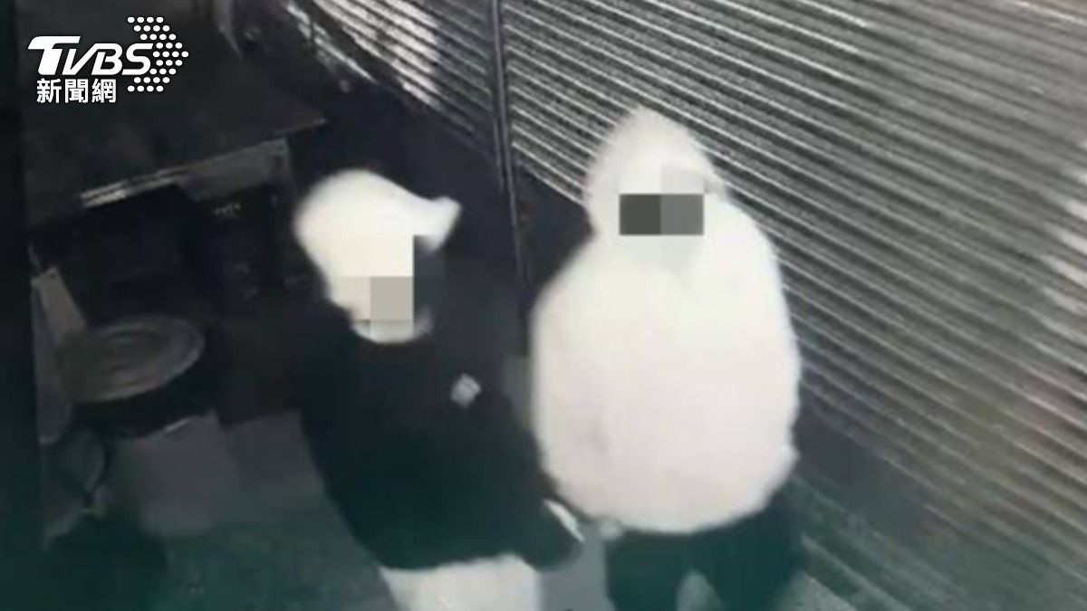其中一名竊賊女友為店內員工,疑似「內神通外鬼」。(圖/TVBS)