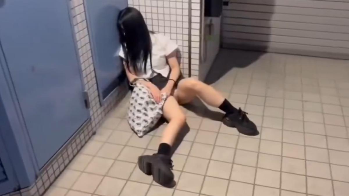 日本女性醉倒後直接睡在路邊。(圖/翻攝自X@masami777777)