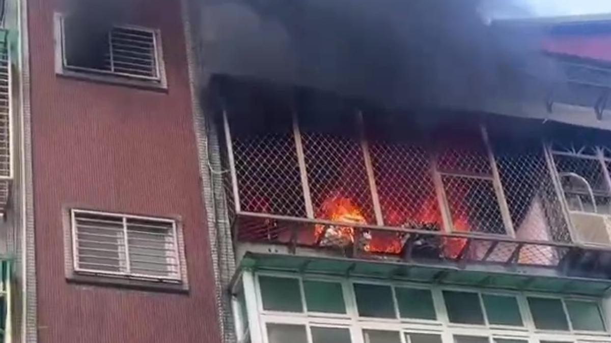 快訊/新北永和民宅火警 民眾受困頂樓1人送醫