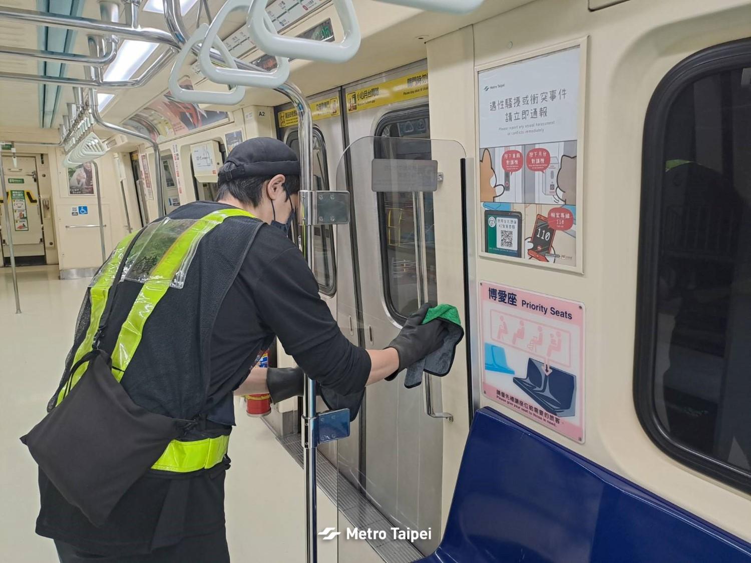 整潔明亮捷運全靠他們。(圖/翻攝自FB 台北捷運 Metro Taipei)