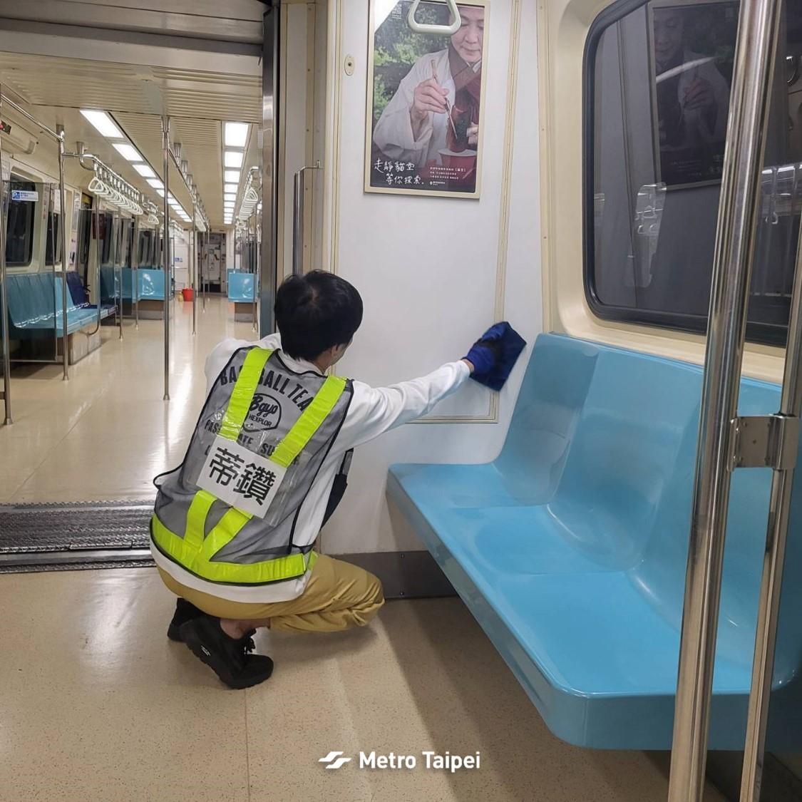 清潔人員連牆面也不放過。(圖/翻攝自FB 台北捷運 Metro Taipei)