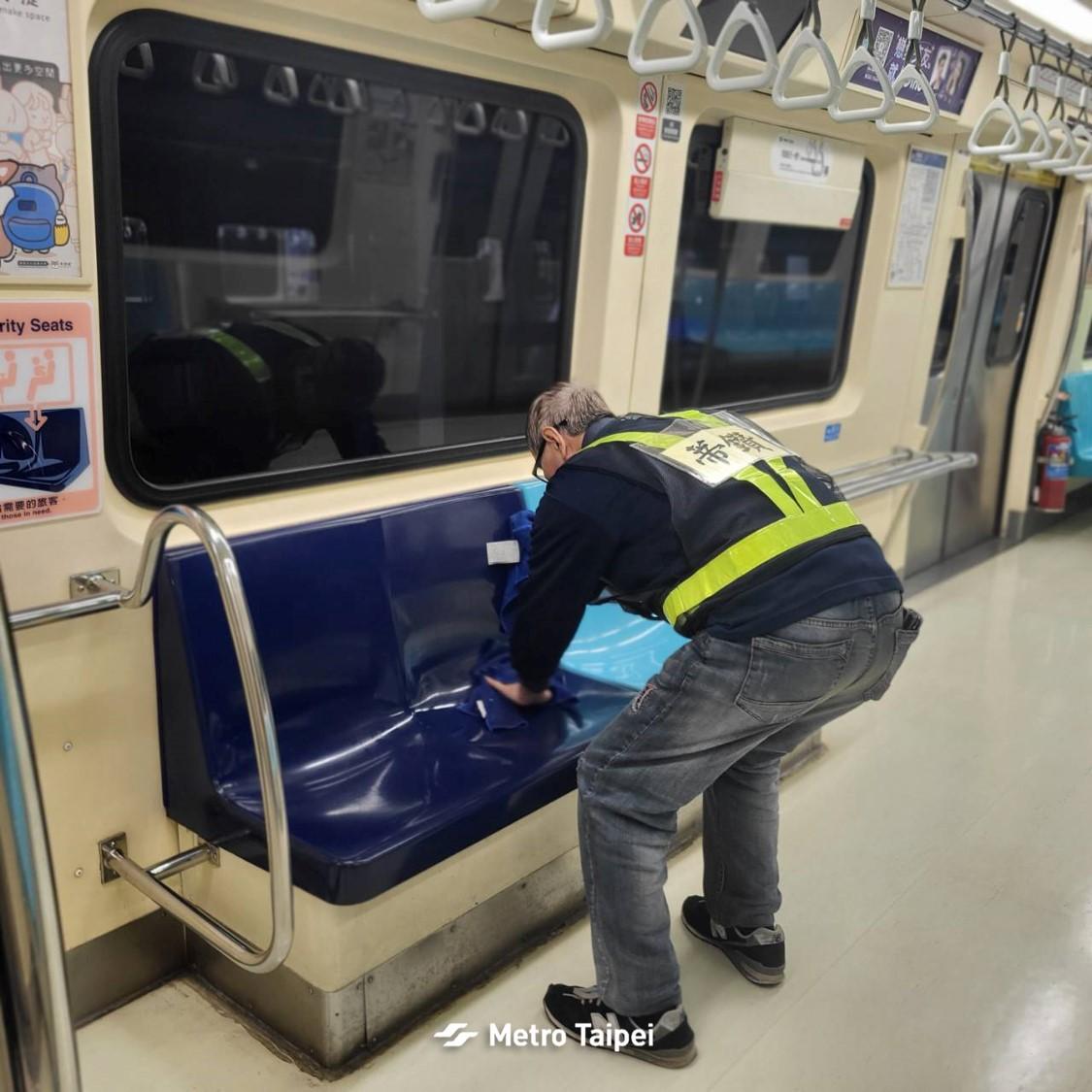 在深夜時分默默付出的清潔人員。(圖/翻攝自FB 台北捷運 Metro Taipei)