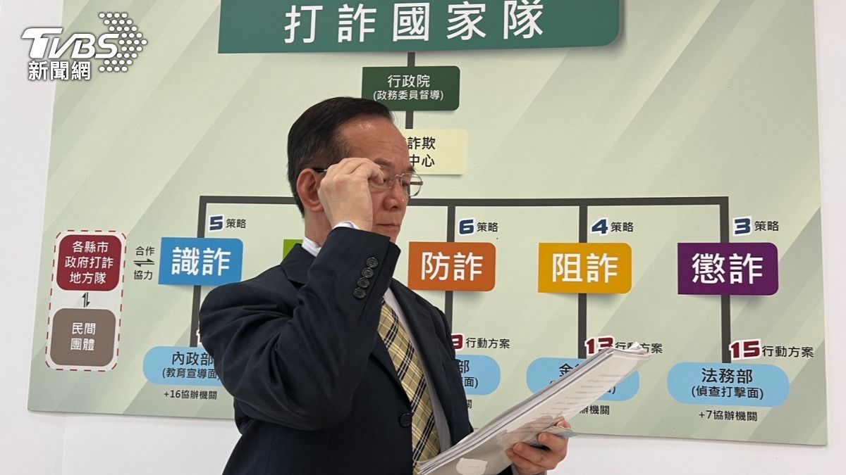 刑事局詐欺犯罪防制中心主任張文源指出,隨著年齡增長,老年人的判斷力下降,對社會時事和網路科技的關注度降低,加上許多獨居老人缺乏家人支持,使得他們面對詐騙時格外脆弱。(圖/張貴翔攝)
