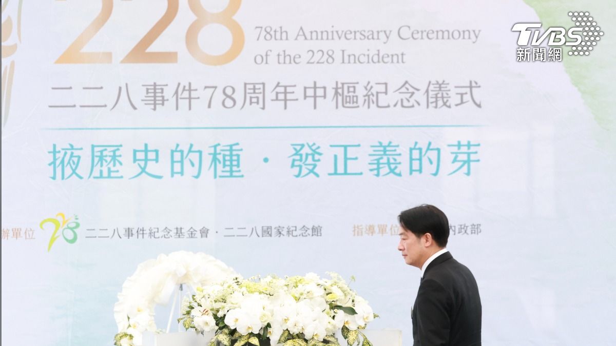 賴清德代表政府向228受難家屬道歉。(圖/華子琛攝)