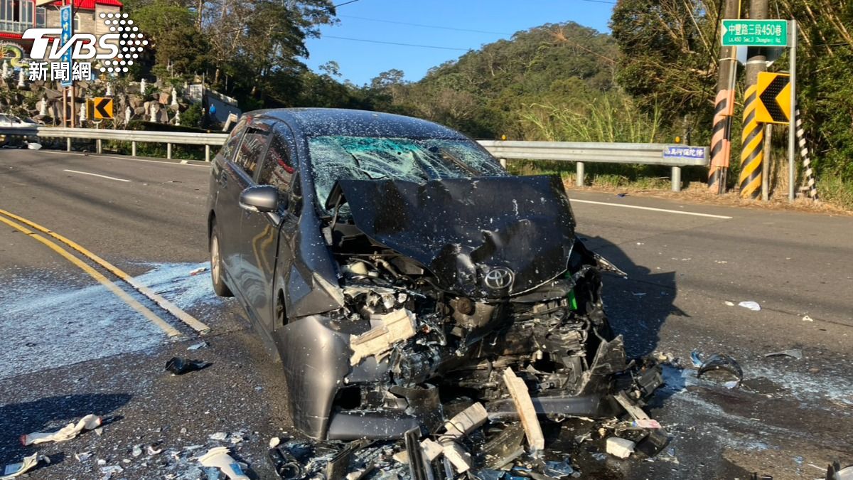 竹東台三線一輛小客車不明原因跨越雙黃線，共四車受到波及。（圖／TVBS）