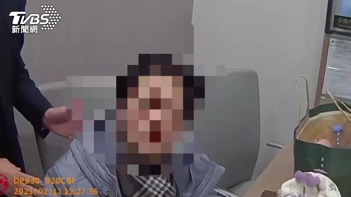 女子在警方跟行員的勸說下才打消匯款念頭。(圖/TVBS)