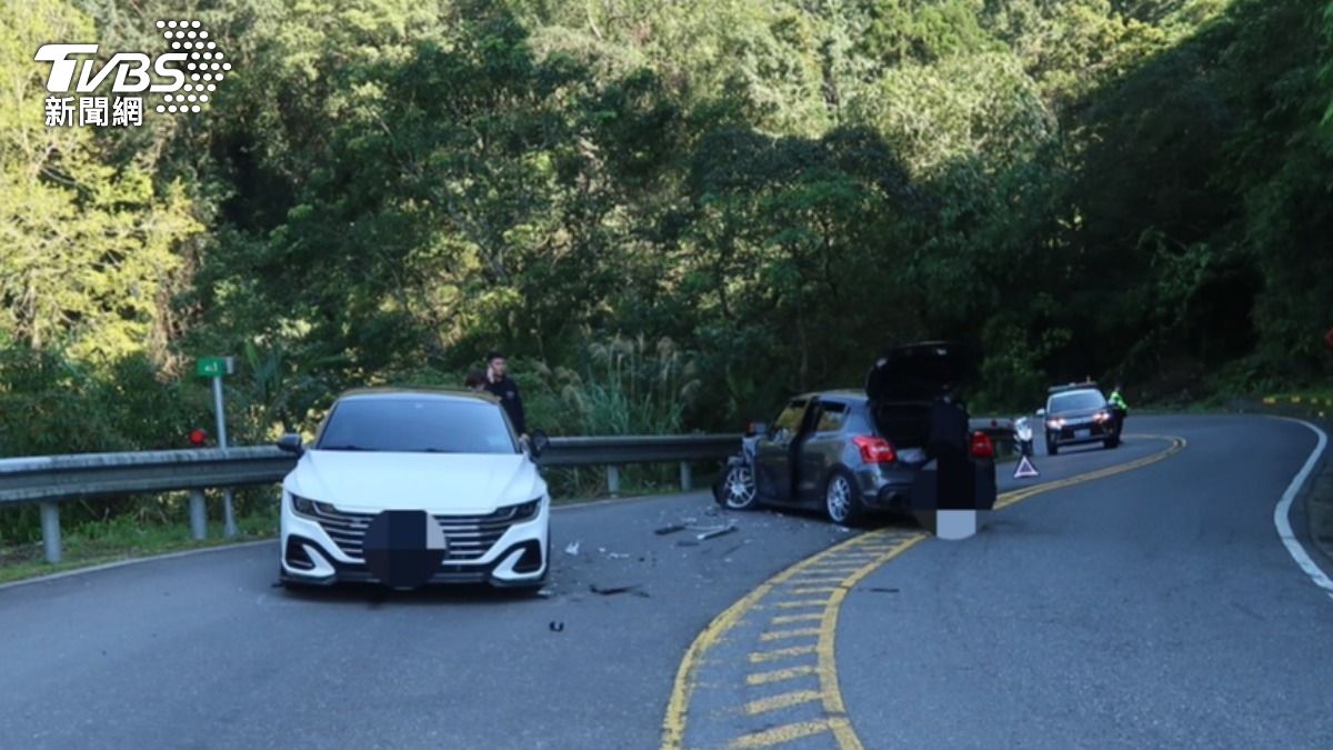 遭波及的白車2人受傷送醫。（圖／TVBS）