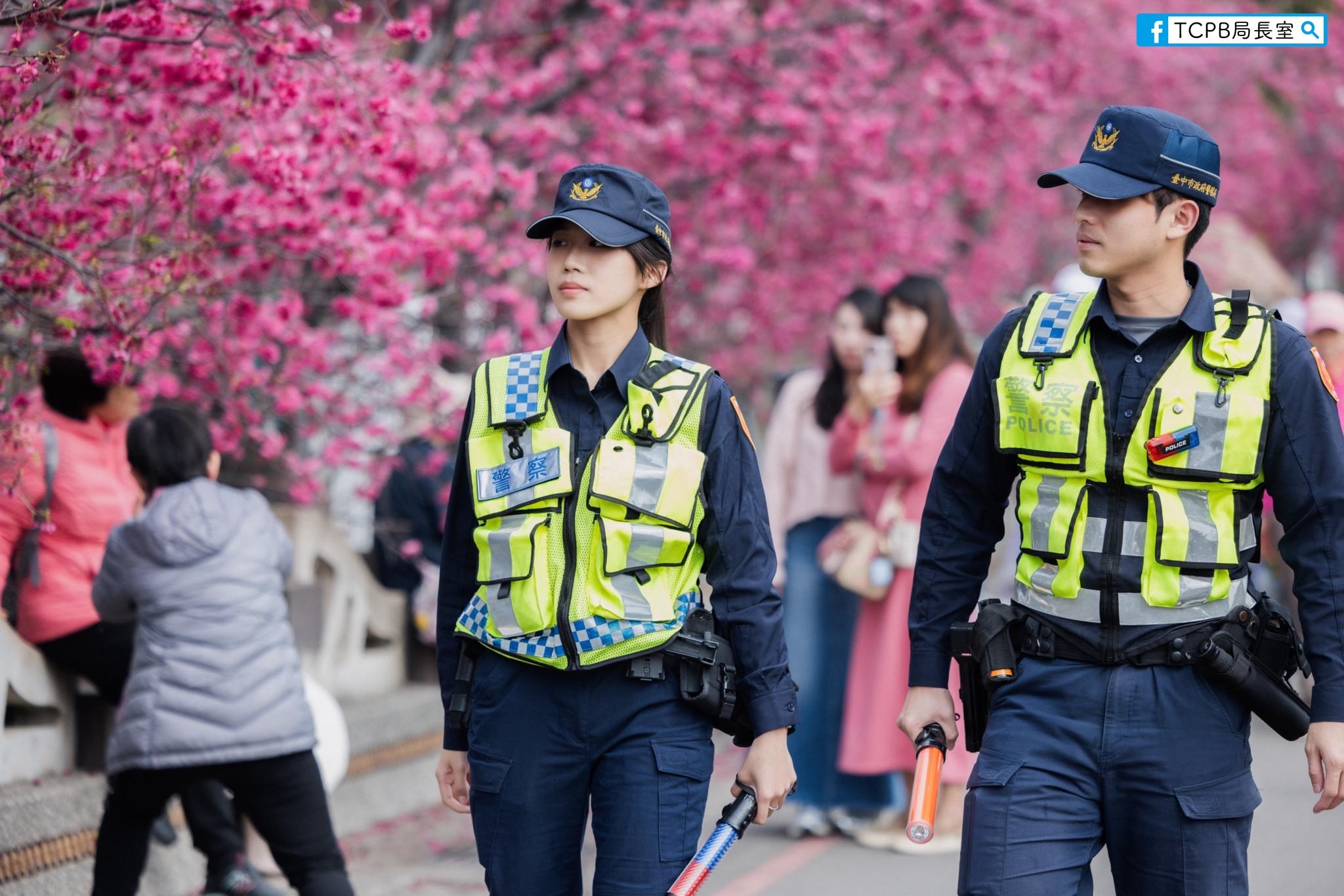 2名員警男帥女美，吸引民眾目光。（圖／翻攝自「TCPB 局長室」臉書）