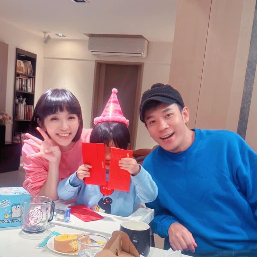 一家三口相當幸福。(圖/翻攝自「香蕉哥哥」臉書)
