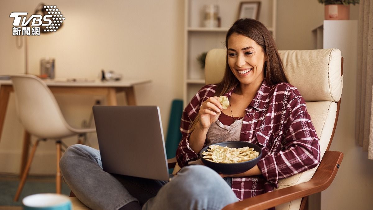 追劇長時間憋尿!中醫示警恐尿道炎 曝「1茶飲」比蔓越莓強