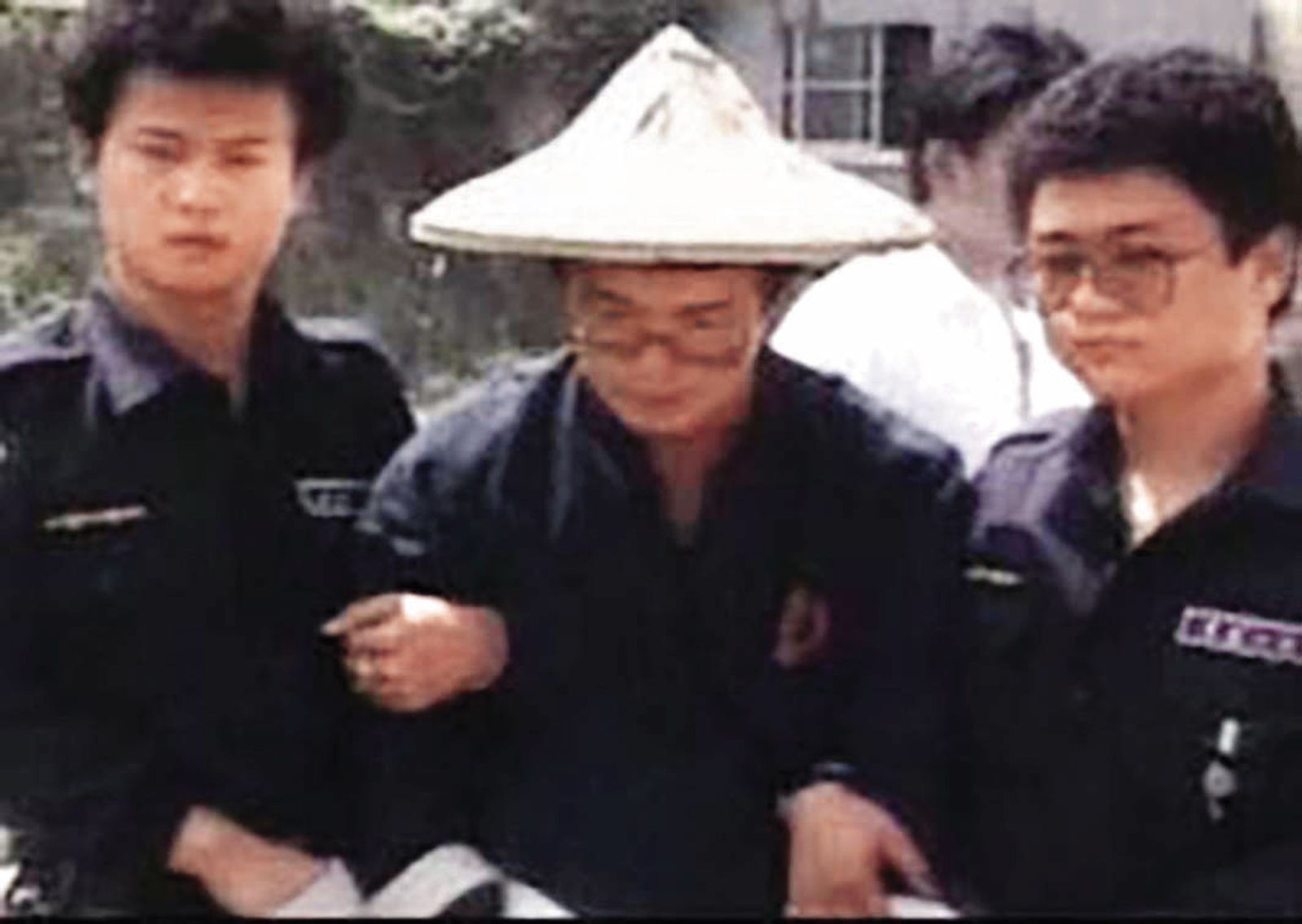 殺害井口真理子的劉學強(中)被警方帶回棄屍現場,當場崩潰大哭。(圖/東森新聞提供)