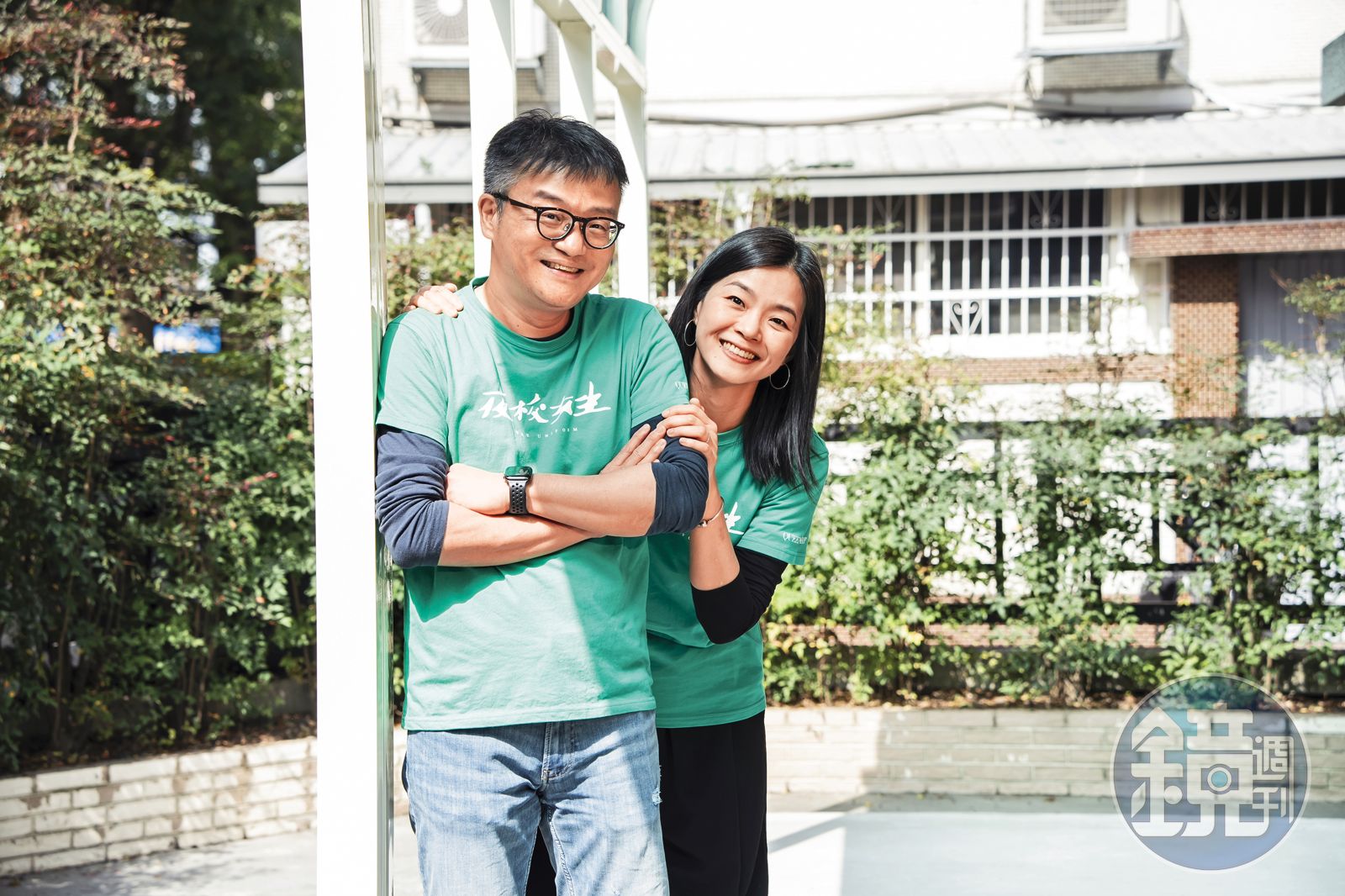 導演莊景燊（左）與編劇王莉雯（右）是夫妻、也是工作夥伴，為拍校園青春片做了大量研究。