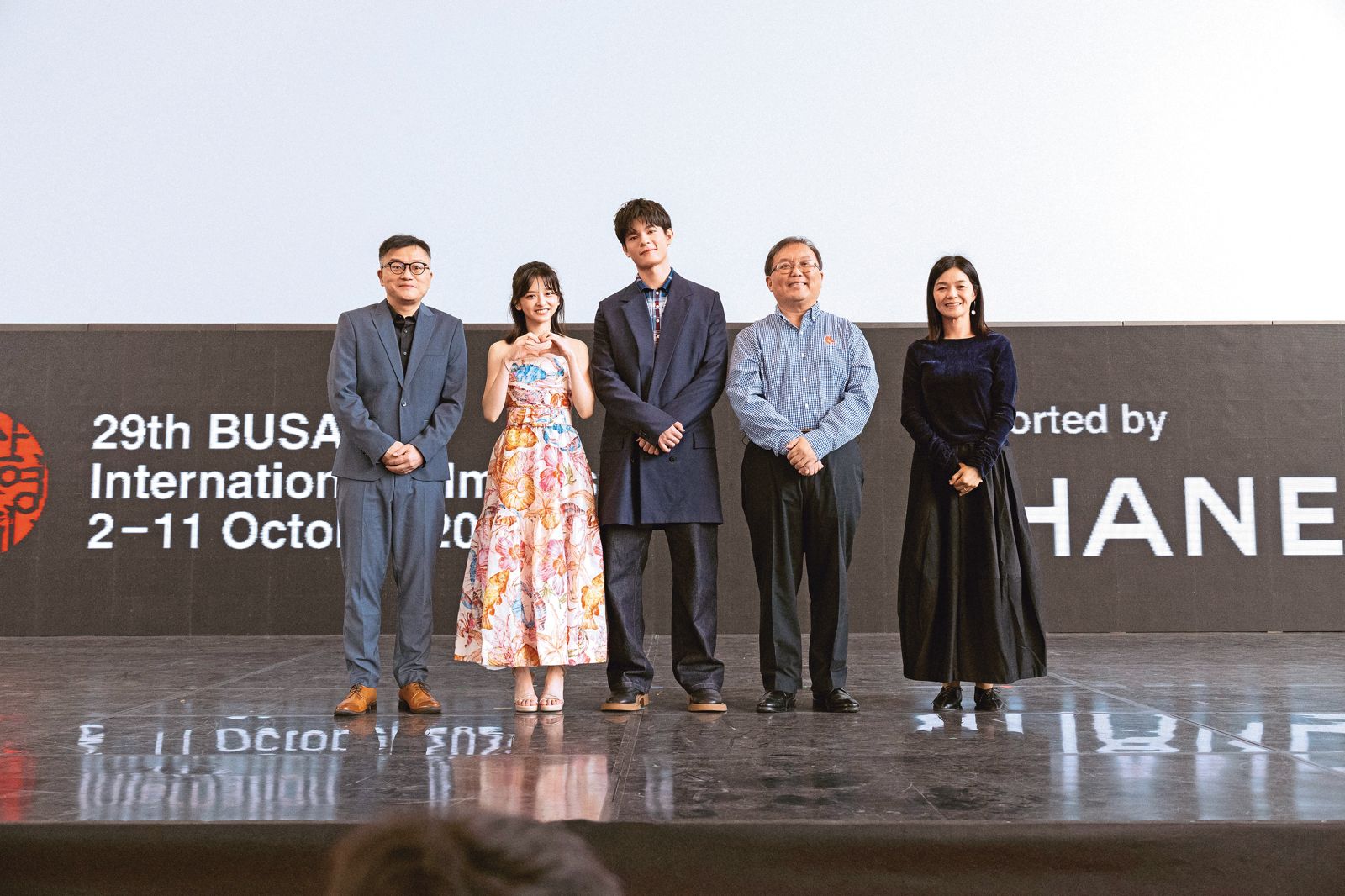 導演莊景燊（左起）、演員陳姸霏、邱以太、監製唐在揚與編劇王莉雯出席釜山影展。（興揚電影提供）
