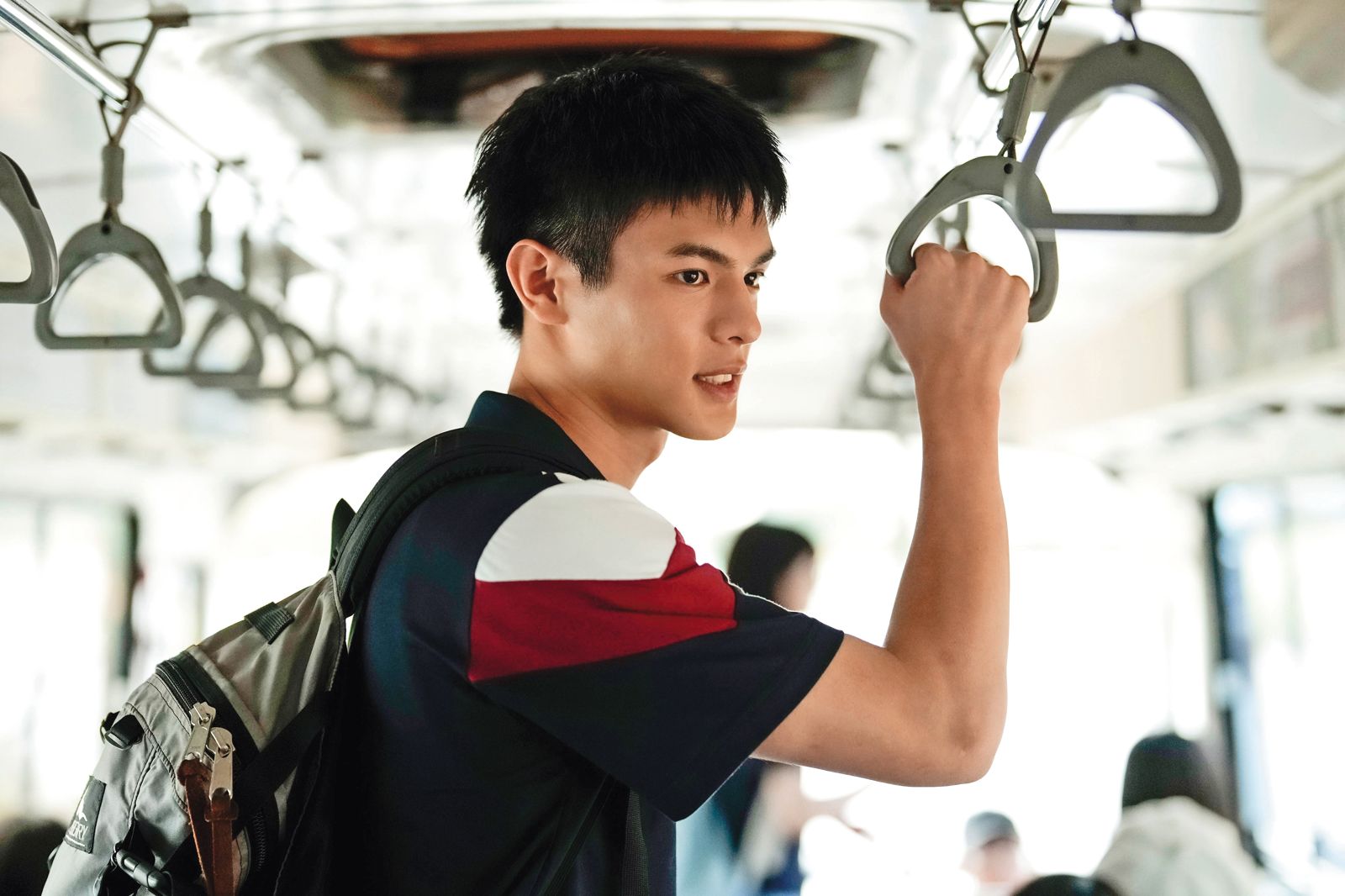 邱以太飾演帥氣資優生，搭乘劇組特別找來的90年代老公車。（興揚電影提供）