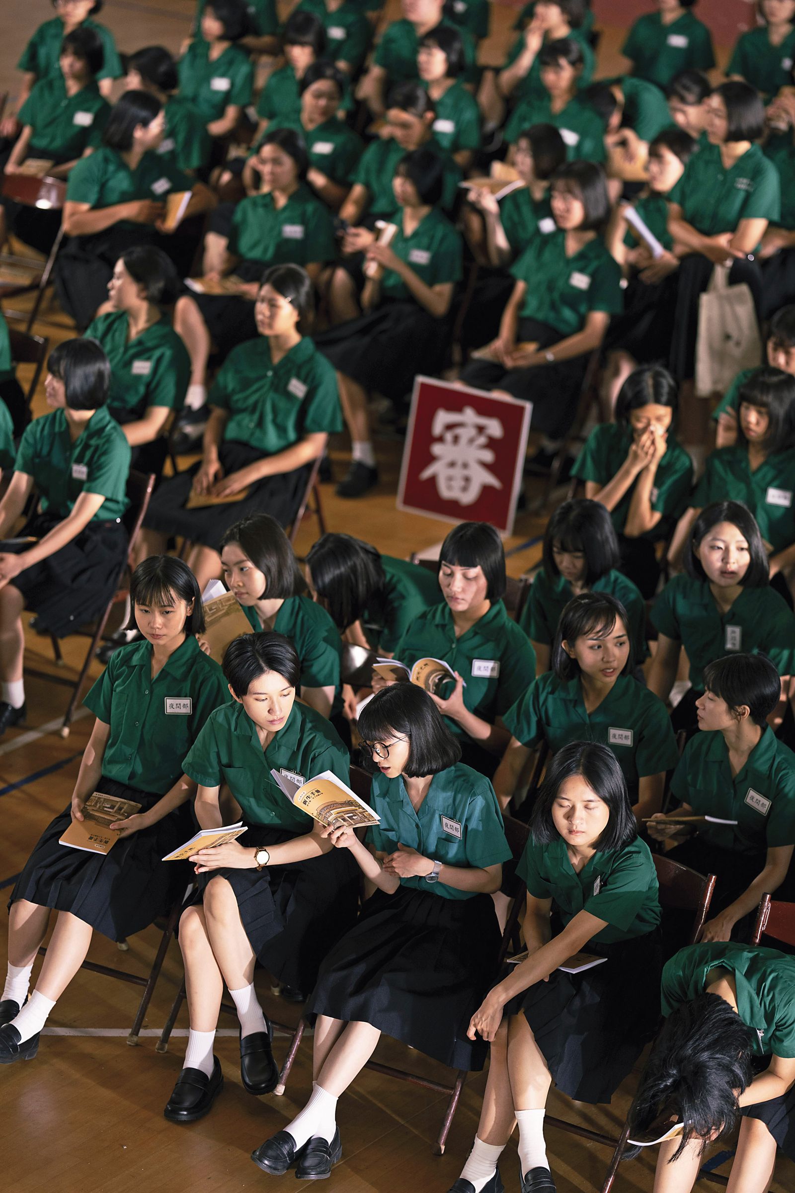 數十位飾演學生的臨演都挑選高中或大學生，頭髮也不得過肩。（興揚電影提供）